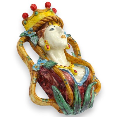 Busto de mujer, Madre Naturaleza, versión mural (para colgar), cerámica de Caltagirone, altura 32 x 22 cm aprox. Fondo burdeos.