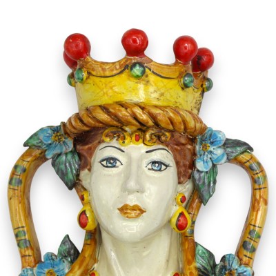 Busto de mujer, Madre Naturaleza, versión mural (para colgar), cerámica de Caltagirone, altura 32 x 22 cm aprox. Fondo burdeos.