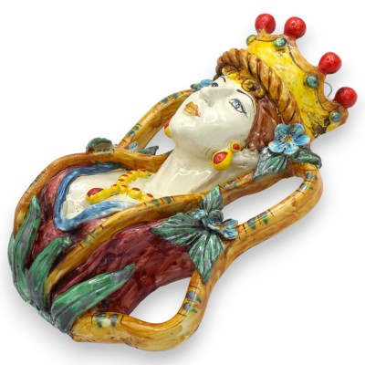 Busto de mujer, Madre Naturaleza, versión mural (para colgar), cerámica de Caltagirone, altura 32 x 22 cm aprox. Fondo burdeos.