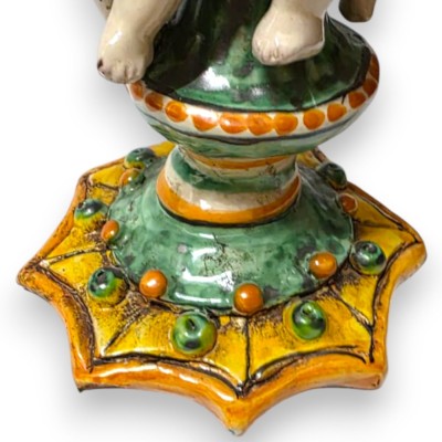 Castiçal com querubins, base recortada, cerâmica de Caltagirone, altura aprox. 25 cm, verde, cacho de romãs e uvas.