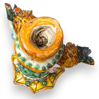 Castiçal com querubins, base recortada, cerâmica de Caltagirone, altura aprox. 25 cm, verde, cacho de romãs e uvas.