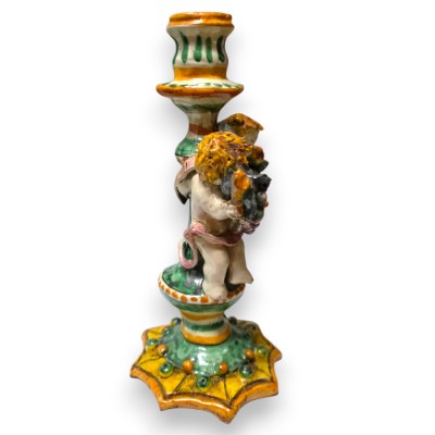 Candelabro con querubines, base festoneada, cerámica de Caltagirone, altura aprox. 25 cm, verde, racimo de granadas y uvas.