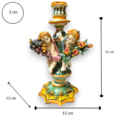 Ljusstake med keruber, vågig bas, Caltagirone keramik, höjd ca 25 cm, grön, klase granatäpplen och vindruvor