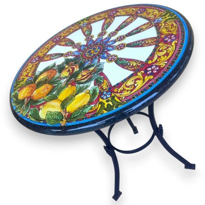 Table ronde en pierre de lave de l'Etna avec un piédestal en fer forgé, Ø 60 cm x h 70 cm environ. Décorée d'une roue de charret