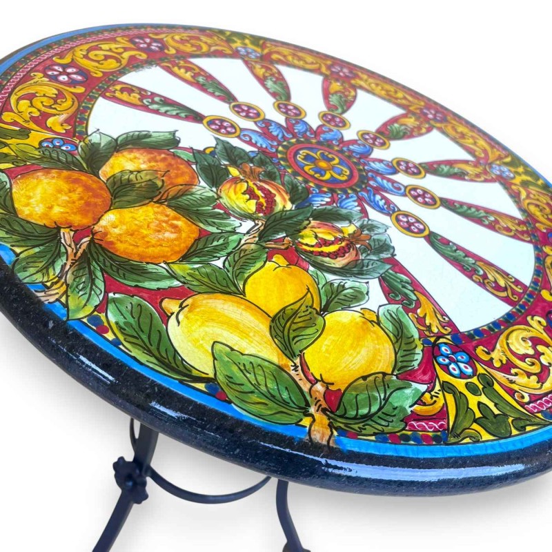 Mesa redonda feita de pedra vulcânica...