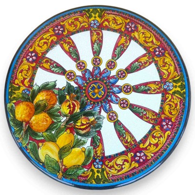 Mesa redonda feita de pedra vulcânica do Etna com pedestal de ferro forjado, Ø 60 cm x h 70 cm aprox. Decorada com uma roda de c