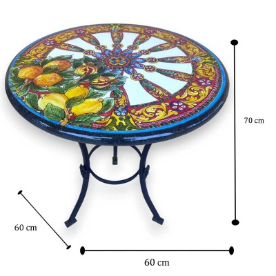 Mesa redonda feita de pedra vulcânica do Etna com pedestal de ferro forjado, Ø 60 cm x h 70 cm aprox. Decorada com uma roda de c