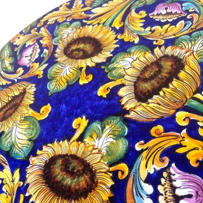 Mesa redonda de piedra volcánica del Etna con pedestal de hierro forjado, Ø 70 cm x h 70 cm aprox. Decoración barroca con giraso