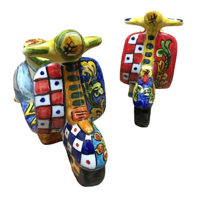 Caltagirone keramische Vespa (1 stuk) willekeurige decoratie in Siciliaanse kar-stijl - L 17 x 12 cm ca. - 