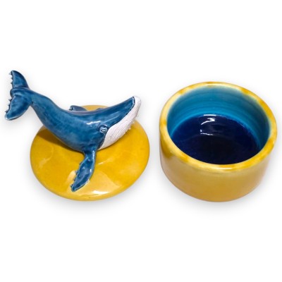 Joyero con forma de ballena azul y asa, aprox. 15 x 13 cm. Cerámica siciliana.