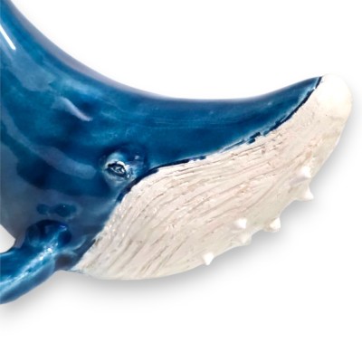 Baleia Azul, peça independente, em fina cerâmica siciliana, aproximadamente 6 x 12 cm de altura. 100% feita à mão.