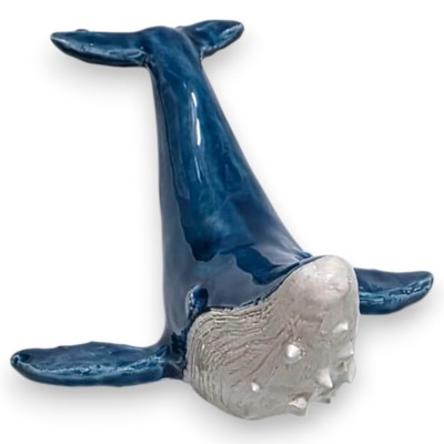 Ballena Azul, de pie, en fina cerámica siciliana, de aprox. 6 x 12 cm de alto. 100% hecho a mano.