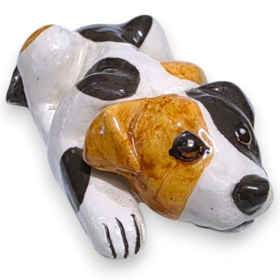 Perro tumbado, en fina cerámica siciliana, h 3 x w 10 cm aprox.