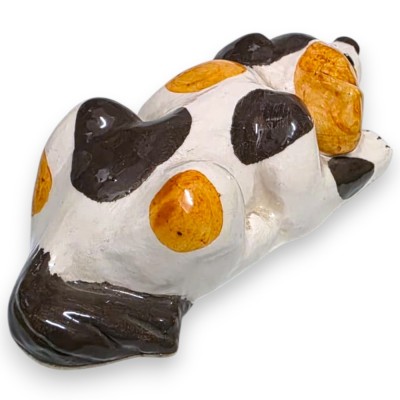 Perro tumbado, en fina cerámica siciliana, h 3 x w 10 cm aprox.