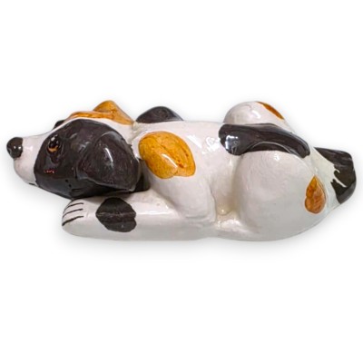 Perro tumbado, en fina cerámica siciliana, h 3 x w 10 cm aprox.