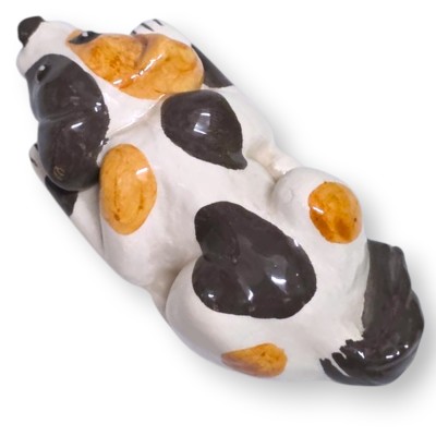 Cão deitado, em fina cerâmica siciliana, aproximadamente 3 cm de altura x 10 cm de largura.