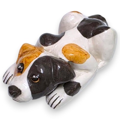 Cão deitado, em fina cerâmica siciliana, aproximadamente 3 cm de altura x 10 cm de largura.