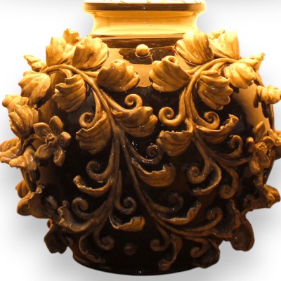 Baroque-style ball lamp, Caltagirone ceramic, approx. 70 x 45 cm. Appliqués of acanthus leaves and flowers, black background.