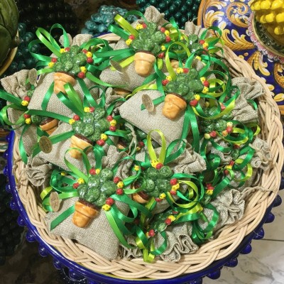 Bomboniere calamita Vasetto con Pale Ficodindia in ceramica, saccoccino in juta, nastri in doppio Raso e 5 Confetti - 