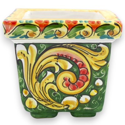 Vase carré en céramique de Caltagirone, L 14 x H 12 cm environ. Décor baroque, fond vert forêt.
