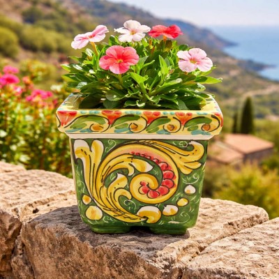 Fyrkantig vas, Caltagirone keramik, L 14 x H 12 cm ca. Barockdekor, skogsgrön bakgrund