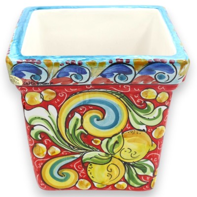 Vaso quadrado, cerâmica Caltagirone, altura 22 x largura 20 cm aprox. Decoração barroca, romãs e limões, fundo vermelho.
