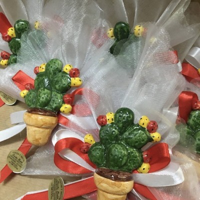 Bomboniere calamita vasetto con pala ficodindia in ceramica con saccoccino in velo di fata e 5 confetti - 