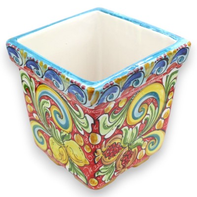 Vase carré en céramique de Caltagirone, hauteur 22 cm x largeur 20 cm environ. Décor baroque, grenades et citrons, fond rouge.