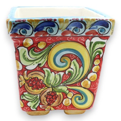Fyrkantig vas, Caltagirone keramik, h 22 x b 20 cm ca. Barockdekor, granatäpplen och citroner, röd bakgrund