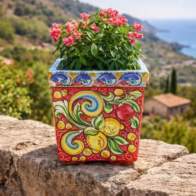 Fyrkantig vas, Caltagirone keramik, h 22 x b 20 cm ca. Barockdekor, granatäpplen och citroner, röd bakgrund