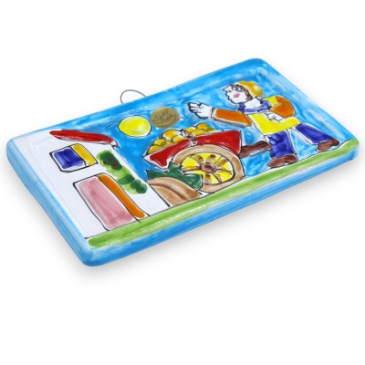 Painel/Azulejo para pendurar, em fina cerâmica siciliana, aproximadamente 20 cm de largura x 10 cm de altura. Cena de venda de l