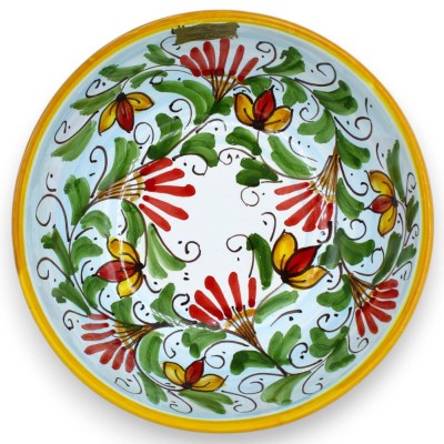 Fine Sicilian ceramic bowl, Ø 20 x h 7.5 cm approx. 17th century and floral decoration.
