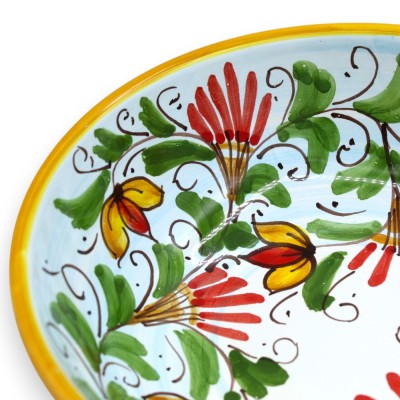 Fine Sicilian ceramic bowl, Ø 20 x h 7.5 cm approx. 17th century and floral decoration.