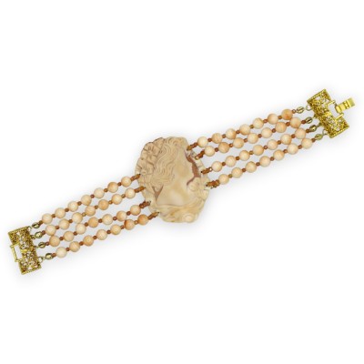 Pulsera artesanal con tres hileras de cuentas de cornalina, camafeo rosa, longitud aproximada 20 cm. Base de latón.