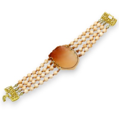 Handgefertigtes Armband mit drei Strängen Karneolperlen, rosa Kamee, Länge ca. 20 cm. Messingbasis.