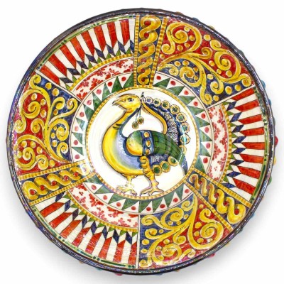 Middenstuk in de vorm van een dennenappel, keramiek uit Caltagirone, diameter ca. 35 cm. Versierd met parelmoeremaille, pauw en