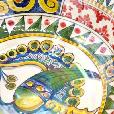 Centro de mesa con forma de piña, cerámica de Caltagirone, diámetro aproximado de 35 cm. Esmalte nacarado, decoración de pavo re