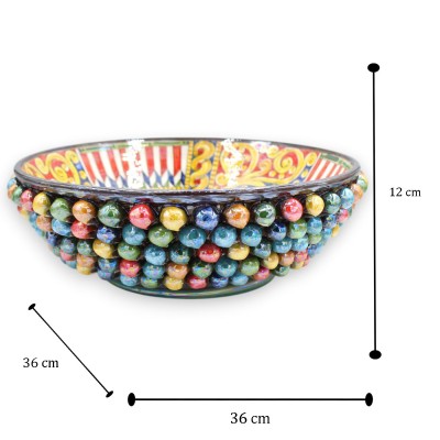 Middenstuk in de vorm van een dennenappel, keramiek uit Caltagirone, diameter ca. 35 cm. Versierd met parelmoeremaille, pauw en
