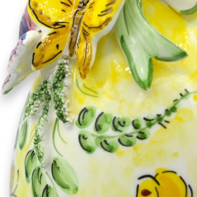Huevo con tallo, de cerámica fina, 33 cm de alto x 17 cm de diámetro aprox., con aplicaciones, decoración floral y mariposas.