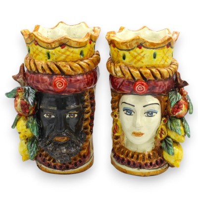 Cabezas moriscas sicilianas (par), aprox. 18 cm de altura, cerámica de Caltagirone, corona, granadas y limones, fondo burdeos.
