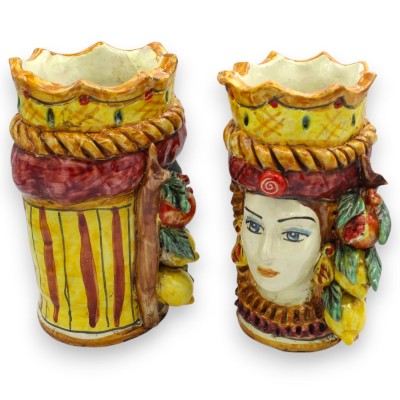 Cabezas moriscas sicilianas (par), aprox. 18 cm de altura, cerámica de Caltagirone, corona, granadas y limones, fondo burdeos.