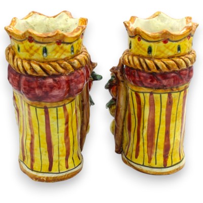 Cabezas moriscas sicilianas (par), aprox. 18 cm de altura, cerámica de Caltagirone, corona, granadas y limones, fondo burdeos.