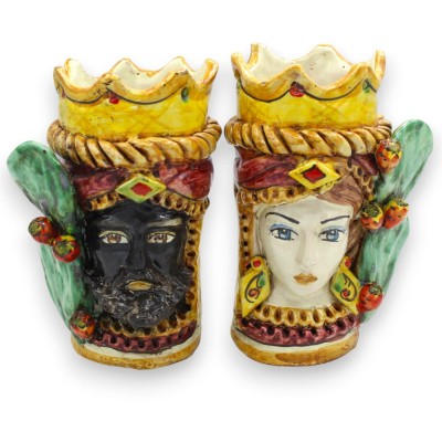 Cabezas moriscas sicilianas (par), aprox. 16 cm de altura, cerámica de Caltagirone, corona, hojas de nopal, fondo burdeos.