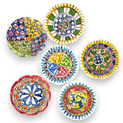 Gegolfde kom, Caltagirone keramiek, Ø ca. 15 cm (1 stuk). Siciliaans thema qua kleur en decoratie, willekeurig.