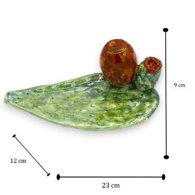 Fikonkaktusspade, Caltagirone keramik, ca 23 x 11 cm. Tredje elden, pärlemor- och rubinemalj.