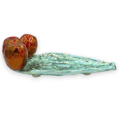 Pala de nopal, cerámica de Caltagirone, aprox. 30 x 10 cm. Verdigrís, tercera cocción, nácar y esmalte rubí.