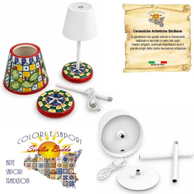 Lampe de table rechargeable, avec pied et abat-jour en céramique de Caltagirone, hauteur de 25 à 40 cm (1 unité). Décors variés.