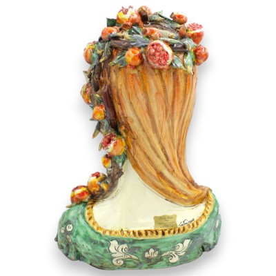 Busto de mulher com pescoço comprido, cerâmica de Caltagirone, aproximadamente 32 x 23 cm. Coroa e trança de romãs.