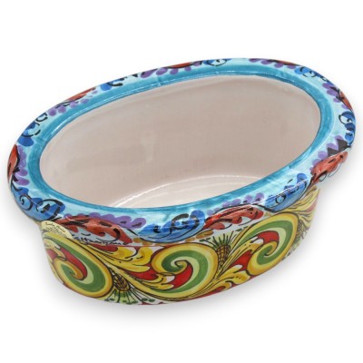 Ovale vaas, Caltagirone-keramiek, ca. 23 x 15 x 10 cm, barokke decoratie op een rode achtergrond.