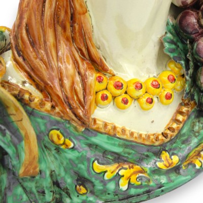 Borstbeeld van een vrouw met een lange hals, Caltagirone-keramiek, ca. 35 cm hoog. Gekroonde koningin, applicaties van granaatap
